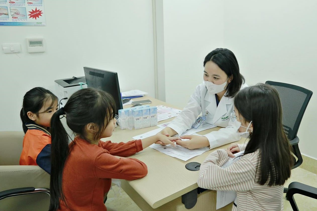 Bệnh viện Đại học Y Dược cơ sở Linh Đàm đồng hành thăm khám, chăm sóc sức khỏe miễn phí cho học sinh tiểu học phường Hoàng Liệt